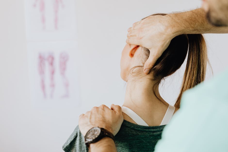 Brain injury therapist using visual aids and written summaries during cognitive-emotional therapy session